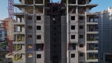 Metal kirişler ve yeni duvarlar inşa eden mühendisler, işçilere rehberlik ediyor.