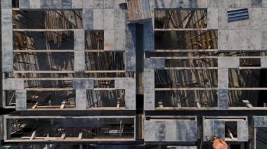 İnşaatçılar ve mühendisler, deniz kenarında yeni duvarlar inşa edilirken istikrarı sağlıyorlar..