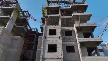 Sabah güneşi küçük bir kasabadaki inşaat sürecini vurguluyor.