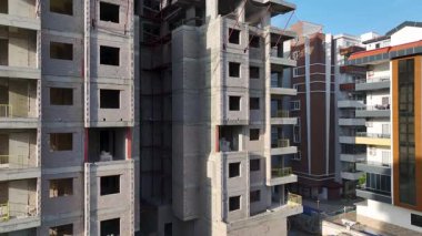 Sahada aktif işçilik ile birlikte bir deniz kenarı inşaat projesi devam ediyor.