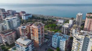 Şehir manzarası uçsuz bucaksız mavi okyanusla buluşuyor, nefes kesici ve huzurlu bir manzara yaratıyor..