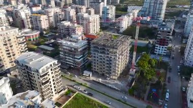 İnşaat devam ediyor. Mühendisler binanın ilerlemesini denetliyor..