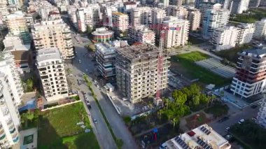 İnşaatçılar güneşin altında çalışır, zemini güvence altına alır ve bir sonraki aşamaya hazırlanırlar..