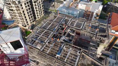 İnşaat ekiplerinin yapıyı takviye edip birleştirmesiyle proje ilerliyor..