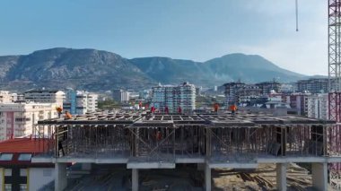 Mühendisler ve işçiler yapıyı şekillendirirken temel güçleniyor..