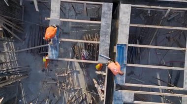 İşçiler, yüksek binaları desteklemek için temelleri hazırlıyor ve yapıları takviye ediyor.