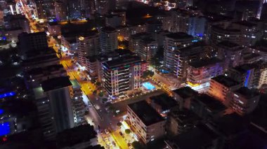 Şehir daireleri yapay ışıklandırma altında parlıyor..