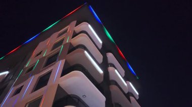 Modern konutların insansız hava aracı görüntüsü geceleri parlıyordu..