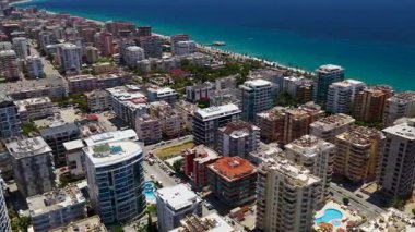 Güneşli bir günde, sahil boyunca zarif evler..