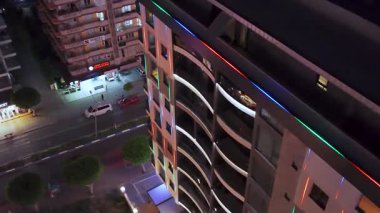 Geceleri yumuşak ışık altında şık bir apartman kompleksi.