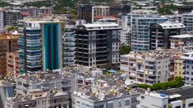 Güneşli havada kıyıya yakın özel villalar..