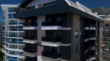 Havuz ve yaz güneşli lüks sahil yaşam tarzı.