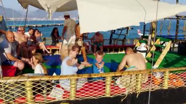 Manzaralı bir Akdeniz kıyısında çekilen renkli macera.