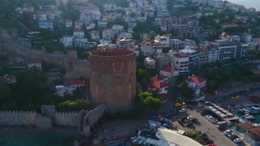 Akdeniz kıyısında küçük bir korsan gemisi yüzüyor..