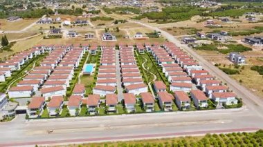 Havadan manzaralı kiremitli çatıları ve çimenleri olan villaların mahallesi.