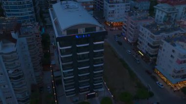 Deniz kıyısında seçkin yerleşim yerlerinin inşaatı.