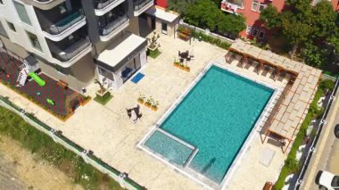 Camdan balkonları olan yeni apartmanlar..