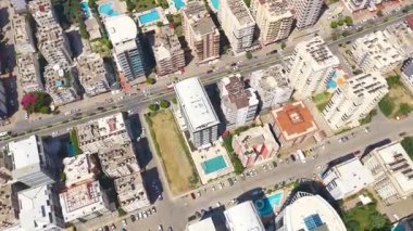 Deniz kıyısında seçkin yerleşim yerlerinin inşaatı.