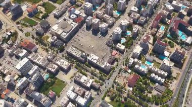 Sahil kenarında camdan balkonları olan yeni daireler..