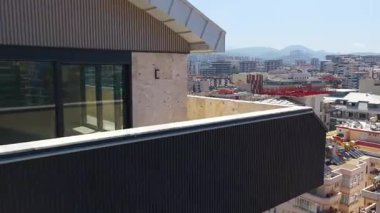 Cam balkon mimarisi olan konut kompleksi.