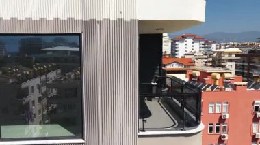 Temiz cam balkonları olan güzel deniz kenarı binaları..