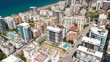 Akdeniz kıyısında camdan balkonları olan modern daireler..