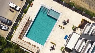 Cam balkonları ve manzarası olan deniz kenarındaki güzel daireler..