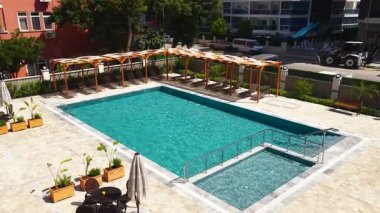 Yeni bir sahil kompleksinde güzel bir turkuaz havuz..