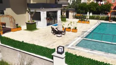 Akdeniz kıyısında havuzlu modern konut binaları.