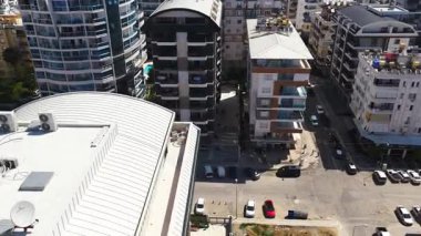 Parlak turkuaz havuzlu modern konut binaları.