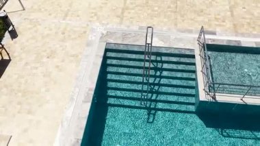 Deniz kenarında, parlak mavi yüzme havuzlu yeni bir tesis..