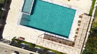 Akdeniz 'in turkuaz havuzlu çağdaş konutları.
