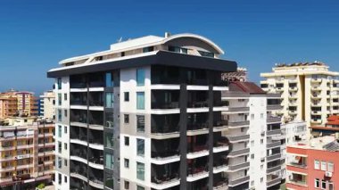 Yeni bir sahil konutunda güzel bir turkuaz havuz.