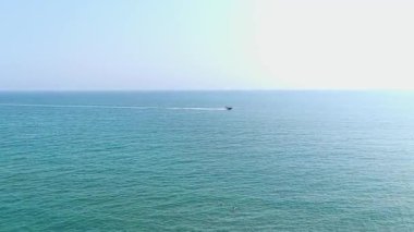 Turistler kumlu kıyı şeridi yakınlarındaki Akdeniz 'de yüzüyor.