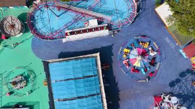 Altın kum, berrak deniz ve güneşli bir otelde dinlenen turistler..