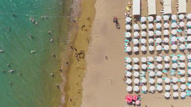 Otelleri olan güneşli sahil ve Akdeniz 'in tadını çıkaran insanlar..