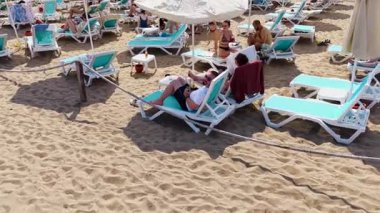 Altın plajlar ve turkuaz deniz otel bölgesi yakınlarında..