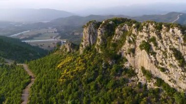 Gün batımının altında yeşil kıyıları ve çiftlikleri olan bir nehir..