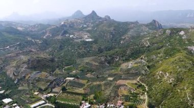 Bahçeleri ve seraları olan çiftliklerden akan nehrin gün batımı manzarası.