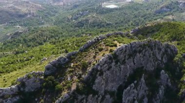 Nehir, meyve bahçeleri ve dağlarda seraları olan manzaralı tarlalar..