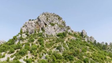 Tarlaları, bahçeleri ve dağlarda seraları olan manzaralı bir nehir..