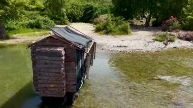 Nehir boyunca meyve bahçeleri ve seraları olan manzaralı tarım arazileri.
