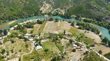 Nehir, Meyve Bahçeleri ve Sera ile Dağ Çiftliği Bölgesi Hava Videosu