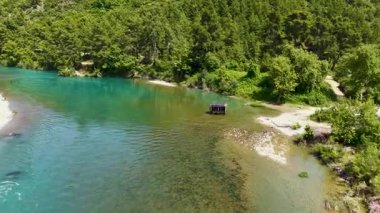 Nehir vadisi, tarım arazileri, meyve bahçeleri ve modern seralar..