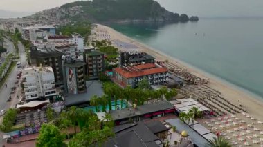 Berrak su ve altın sahilli sakin bir sabah plajı.