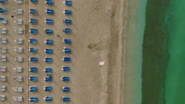 Pürüzsüz deniz ve altın kumun kenarında boş sabahlar..