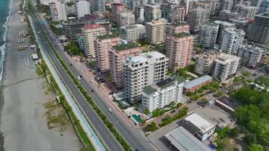 Moda tasarımı ve havuz alanı olan çağdaş bir ev.