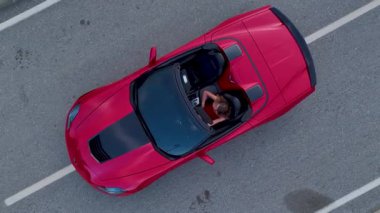 Sakin suları geçen lüks bir araba..