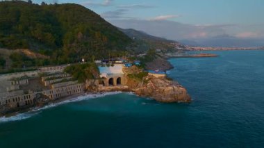 Helikopterin su ve gün batımlı manzarası.