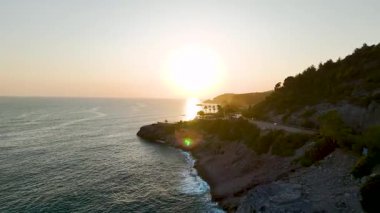 Renkli ufku ve suyu olan kırmızı bir uçak..